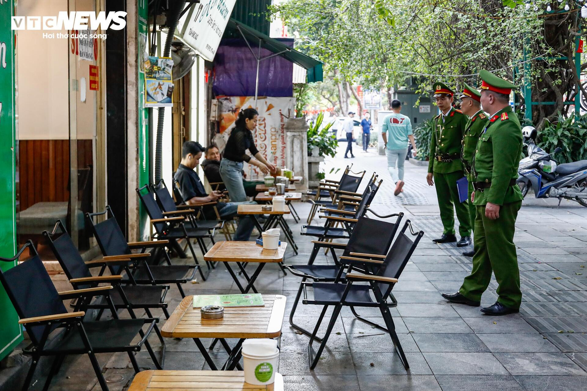 Phố trung tâm Hà Nội ‘lột xác’ sau ngày ra quân dỡ mái che, dọn dẹp vỉa hè - Ảnh 18