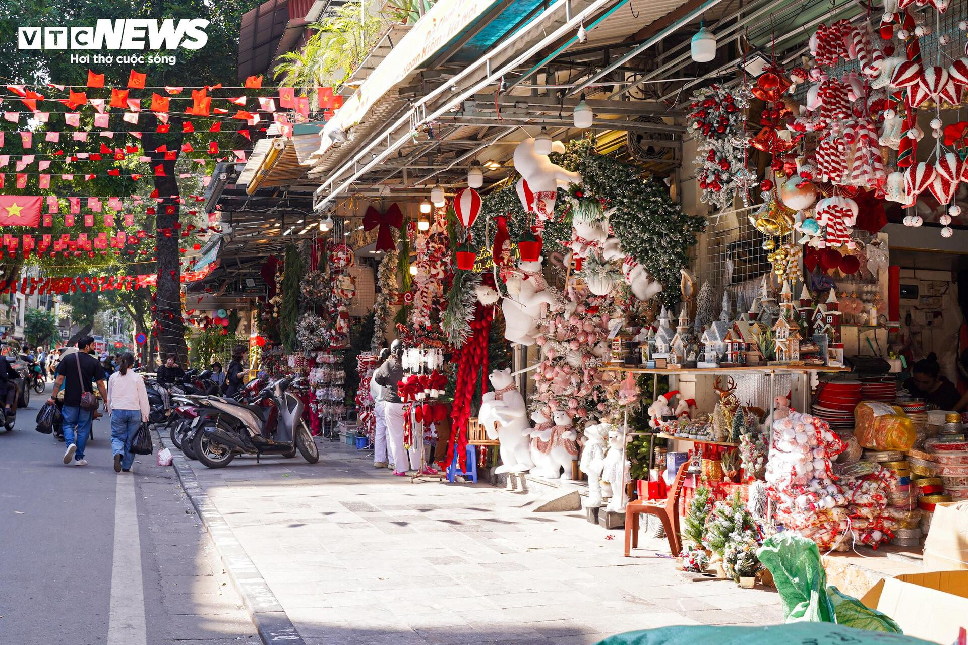 Phố trung tâm Hà Nội ‘lột xác’ sau ngày ra quân dỡ mái che, dọn dẹp vỉa hè - Ảnh 1