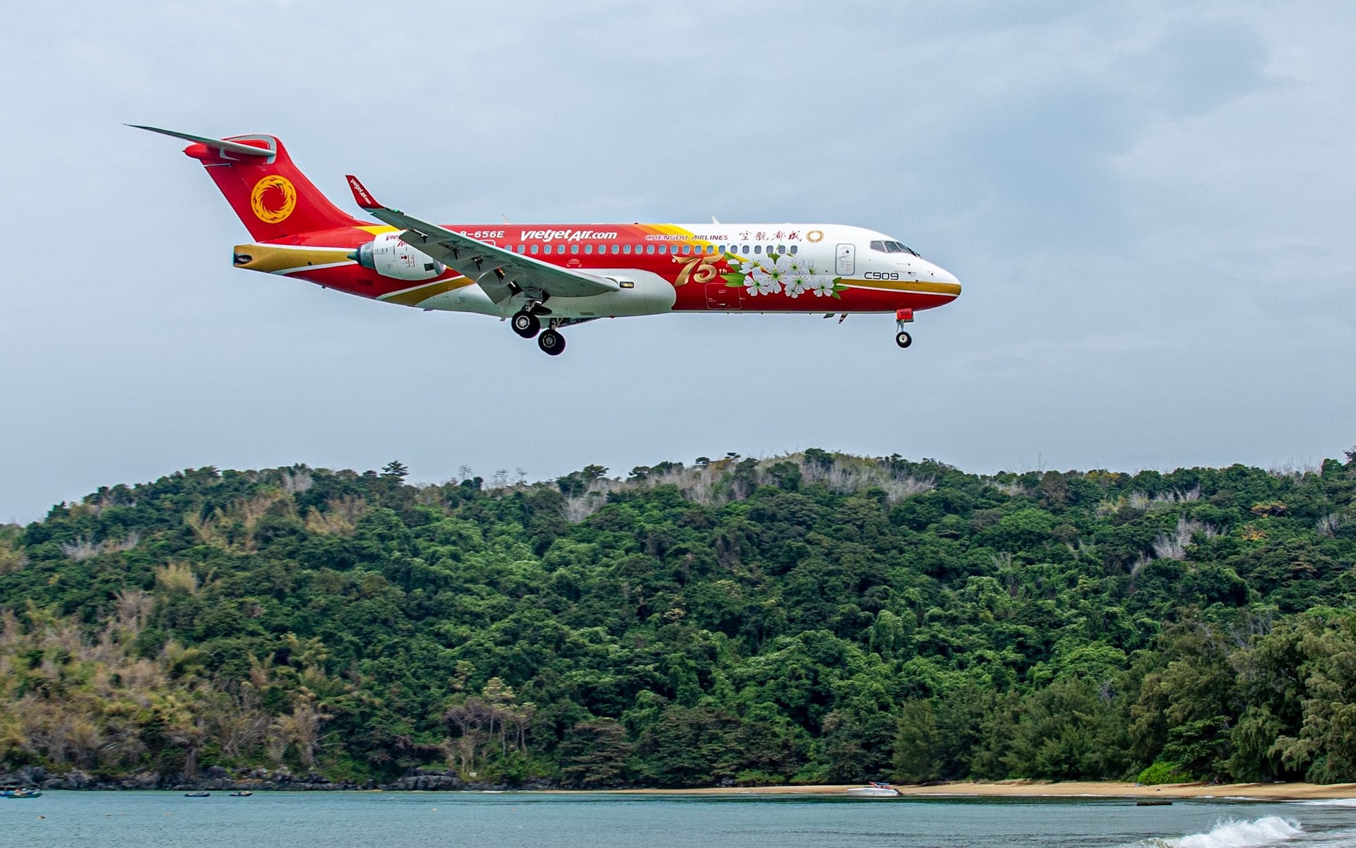 Reuters: Vietjet sẽ thuê lại máy bay Trung Quốc Comac sau 1 tháng tạm dừng - Ảnh 1