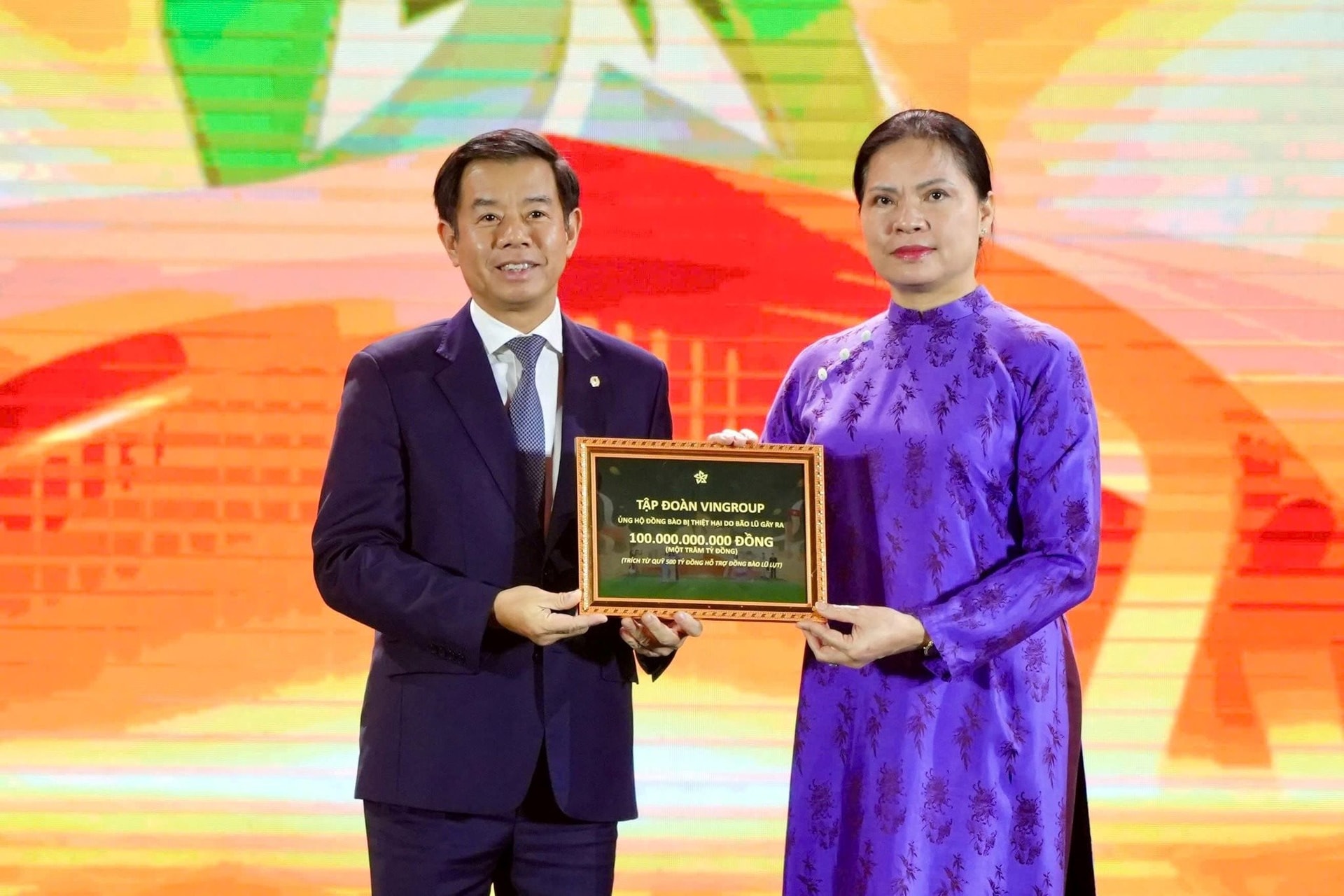 Hưởng ứng lời kêu gọi của Thủ tướng, Vingroup, Petrovietnam (PVN) và các doanh nghiệp ủng hộ 400 tỷ đồng cho miền Trung tại Hội chợ Mùa Thu 2025 - Ảnh 1