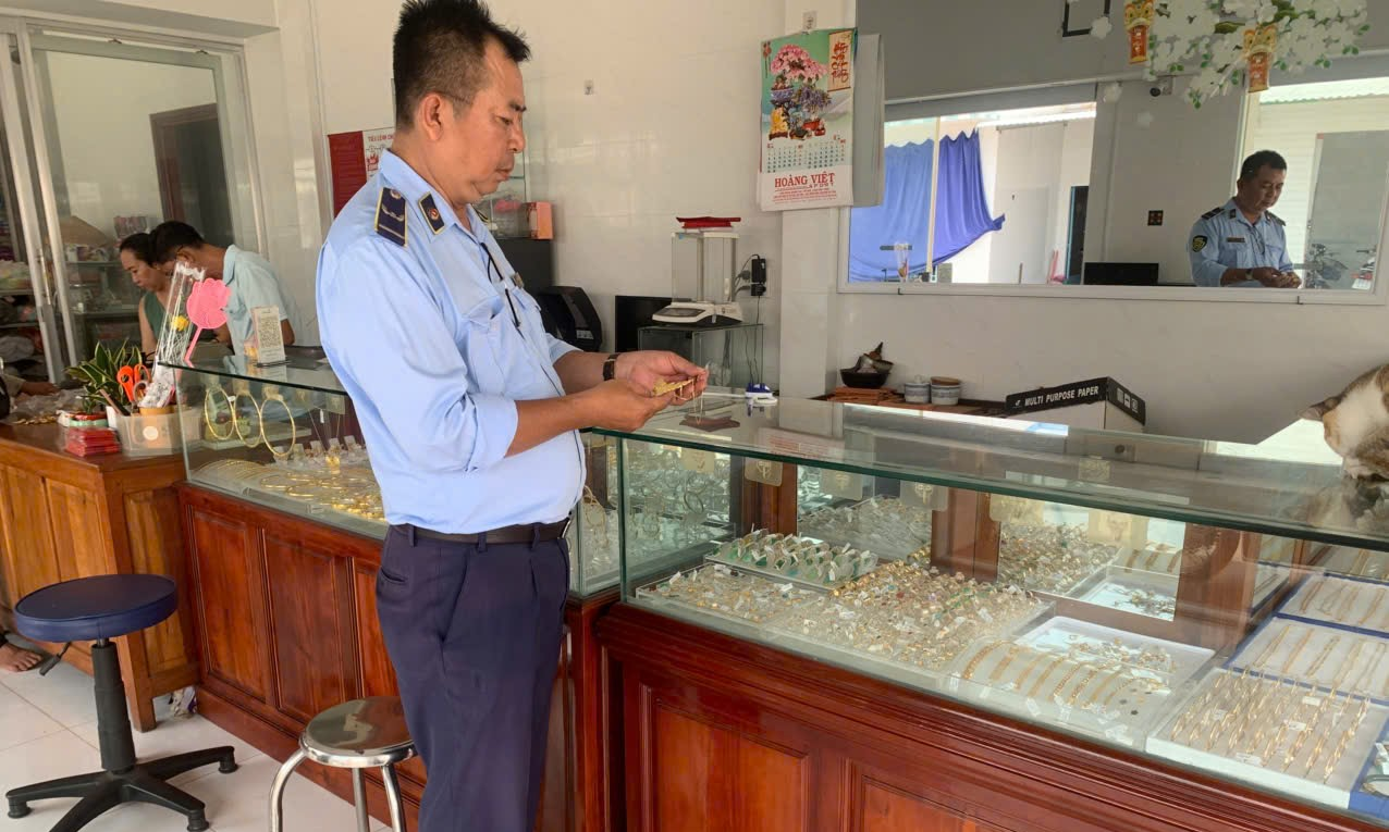 Phát hiện hàng chục vụ vi phạm kinh doanh vàng - Ảnh 1
