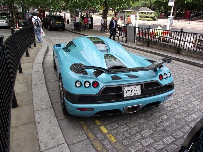 Khổ như gia đình hoàng gia này: Bỏ 60.000 tỷ mua bách hoá nổi tiếng bậc nhất thế giới vẫn bị khoá bánh, phạt 3 triệu đồng vì đỗ siêu xe ngay chân toà nhà - Ảnh 2