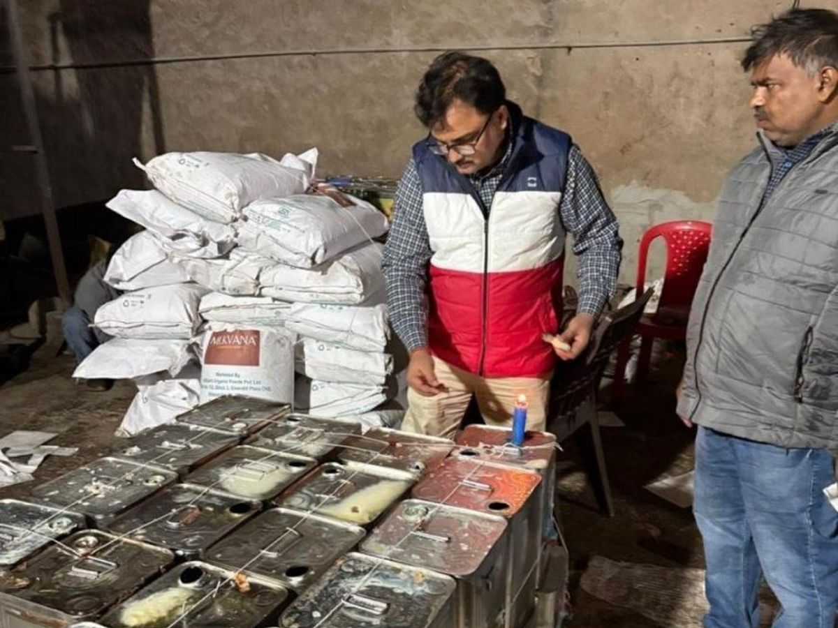 Đột kích một nhà máy lúc 9 giờ tối, công an triệt phá đường dây sản xuất sữa giả từ hóa chất, tịch thu dầu thực vật, sorbitol và máy pha trộn công nghiệp - Ảnh 2