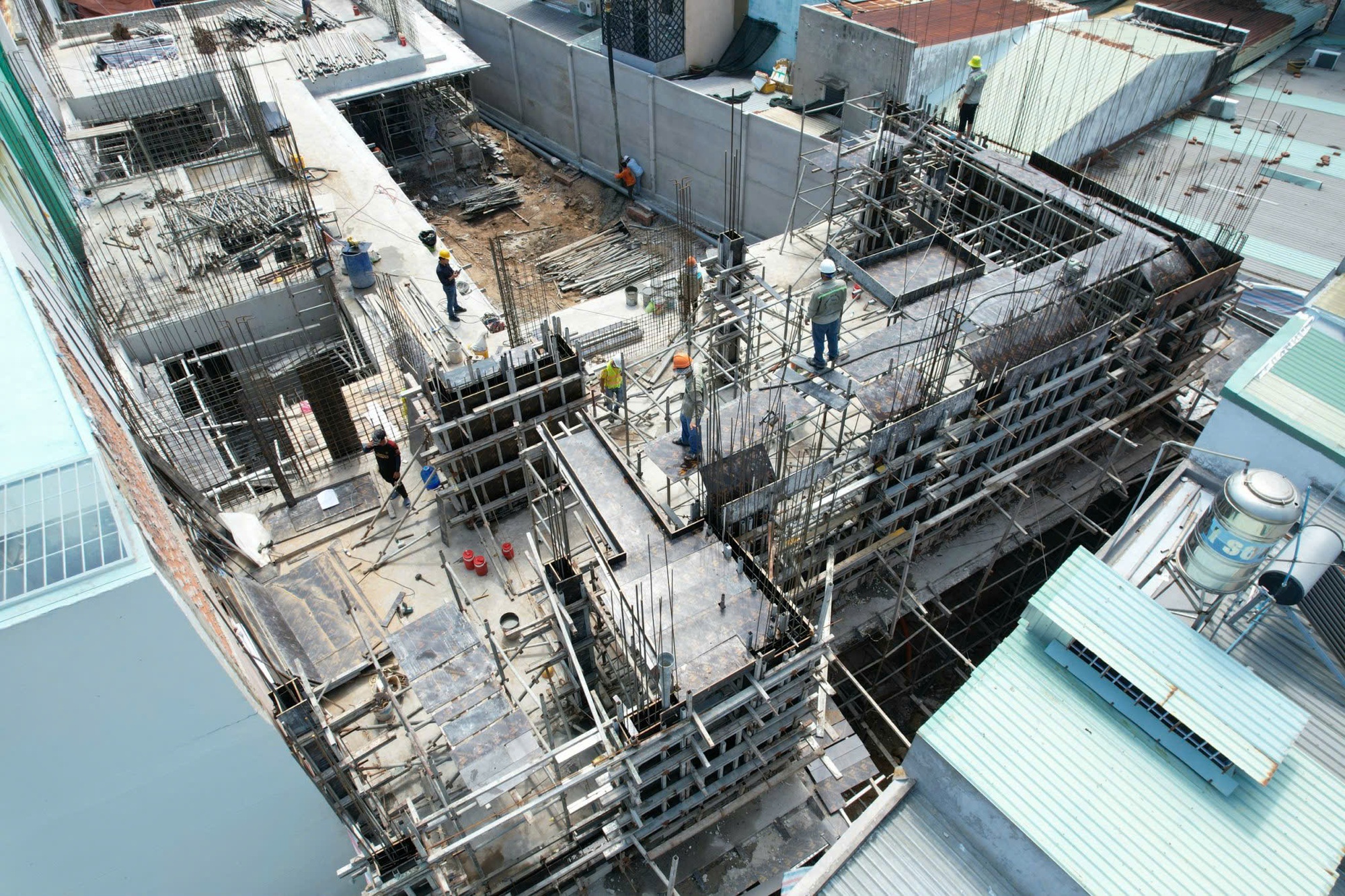 Đánh thuế cao người thường xuyên mua bán bất động sản để tạo sự công bằng? - Ảnh 1