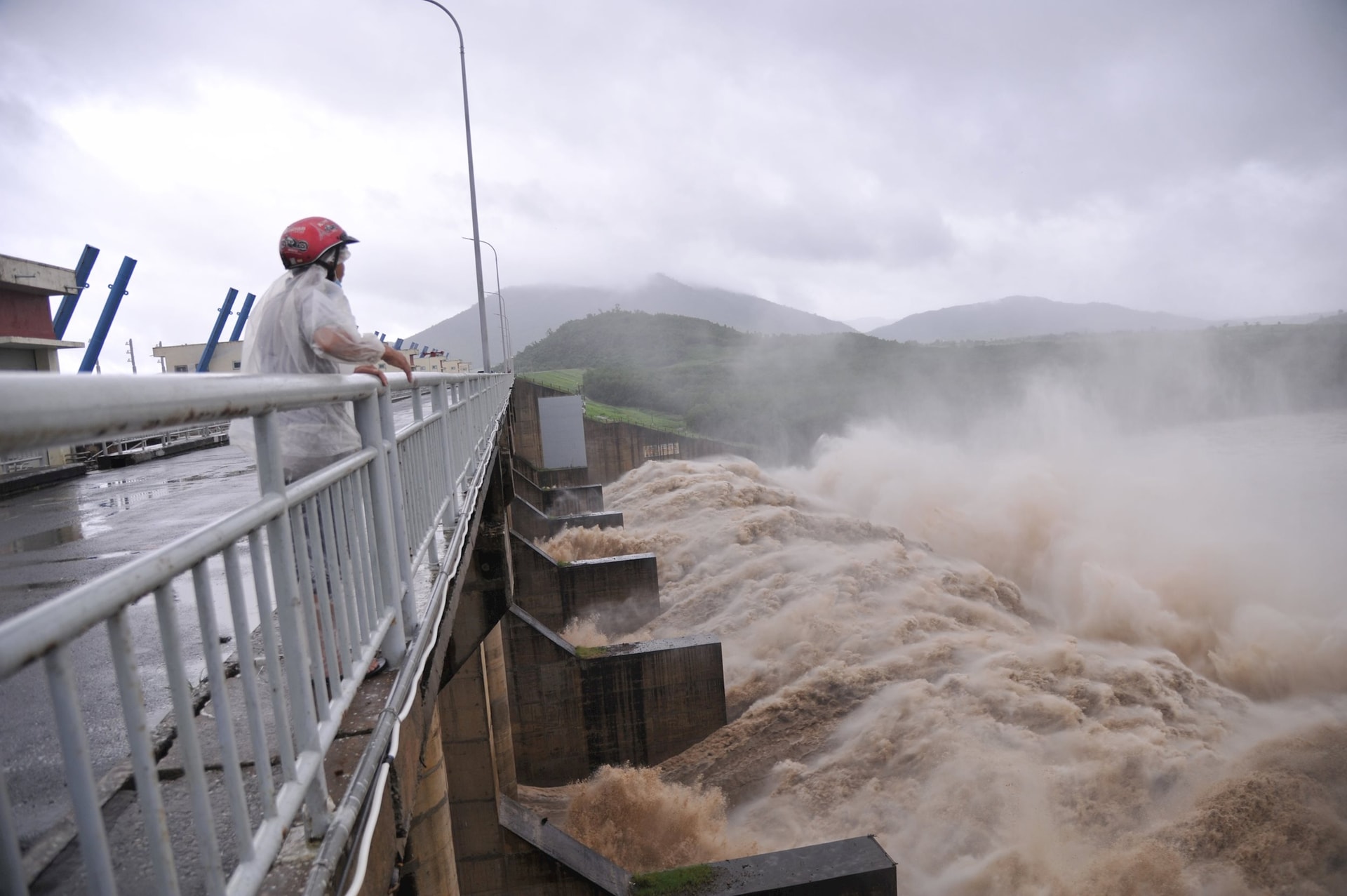 Thủy điện Sông Ba Hạ (SBH) có tốc độ xả lũ kỷ lục 14.700m3/giây làm ngập lụt nặng có quy mô ra sao? - Ảnh 1