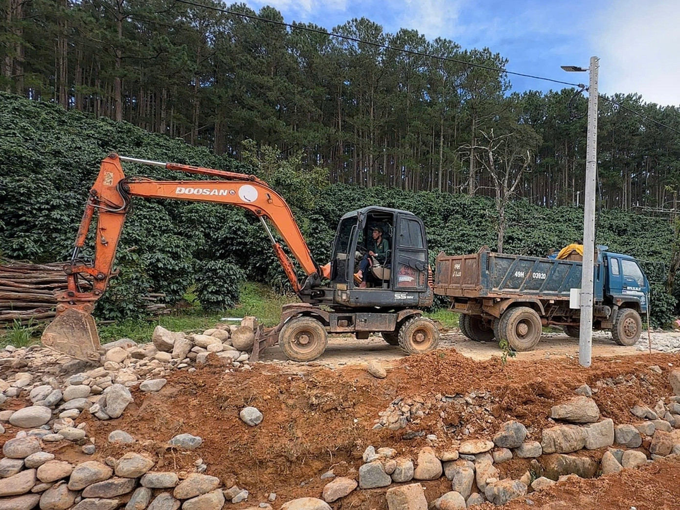 Lâm Đồng cưỡng chế 9 công trình xây dựng trái phép trên đất nông, lâm nghiệp - Ảnh 3