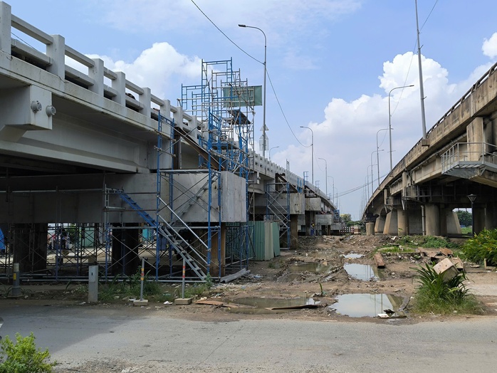 Kỳ tích Việt Nam: Cầu vượt sông 11.000 tấn bỗng cao thêm 1,25 m bằng công nghệ có 1-0-2 - Ảnh 2