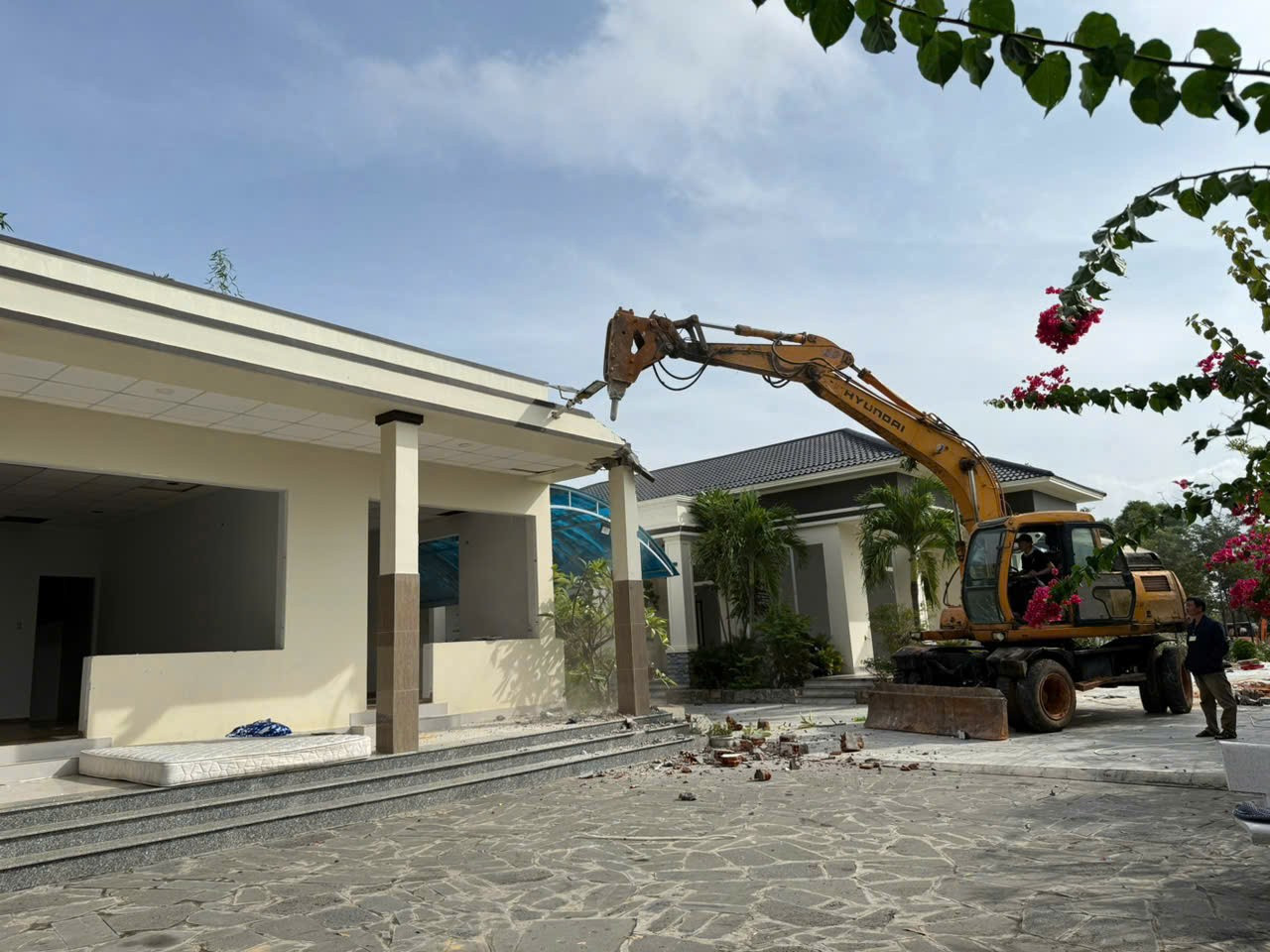 Cưỡng chế resort rộng 6,6ha, xây trái phép ở danh thắng Đồi cát bay Mũi Né - Ảnh 1