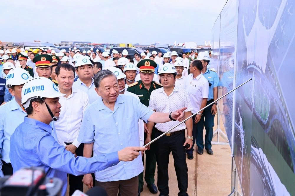 Kiểm tra siêu sân bay 16 tỷ USD lớn nhất Việt Nam, Tổng Bí thư nhấn mạnh 'không thể chậm trễ được, chậm ngày nào là đất nước thiệt ngày ấy' - Ảnh 1
