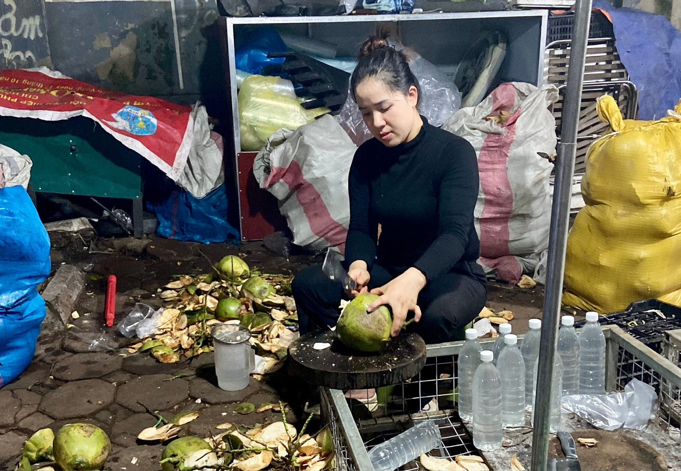 Dừa xiêm 7.000 đồng bán tràn ngập Hà Nội - Ảnh 4