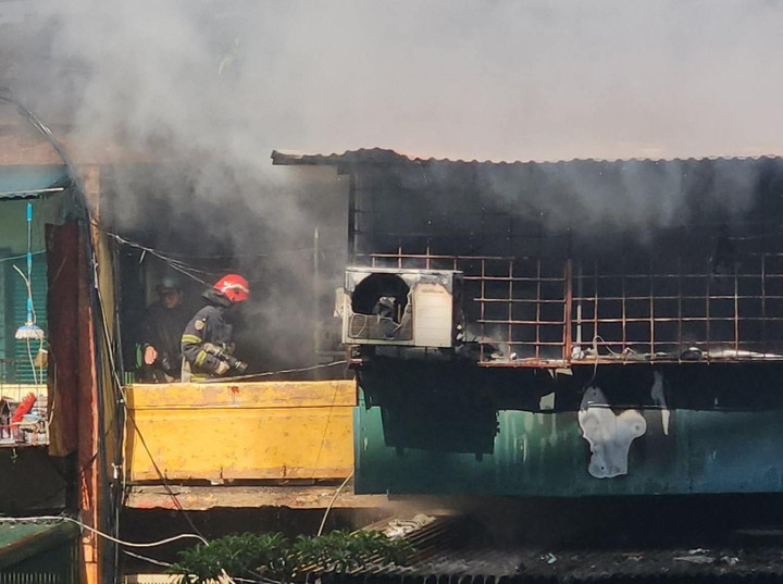 Cháy căn hộ khu tập thể cũ ở Hà Nội, khói lửa bốc ngùn ngụt - Ảnh 2