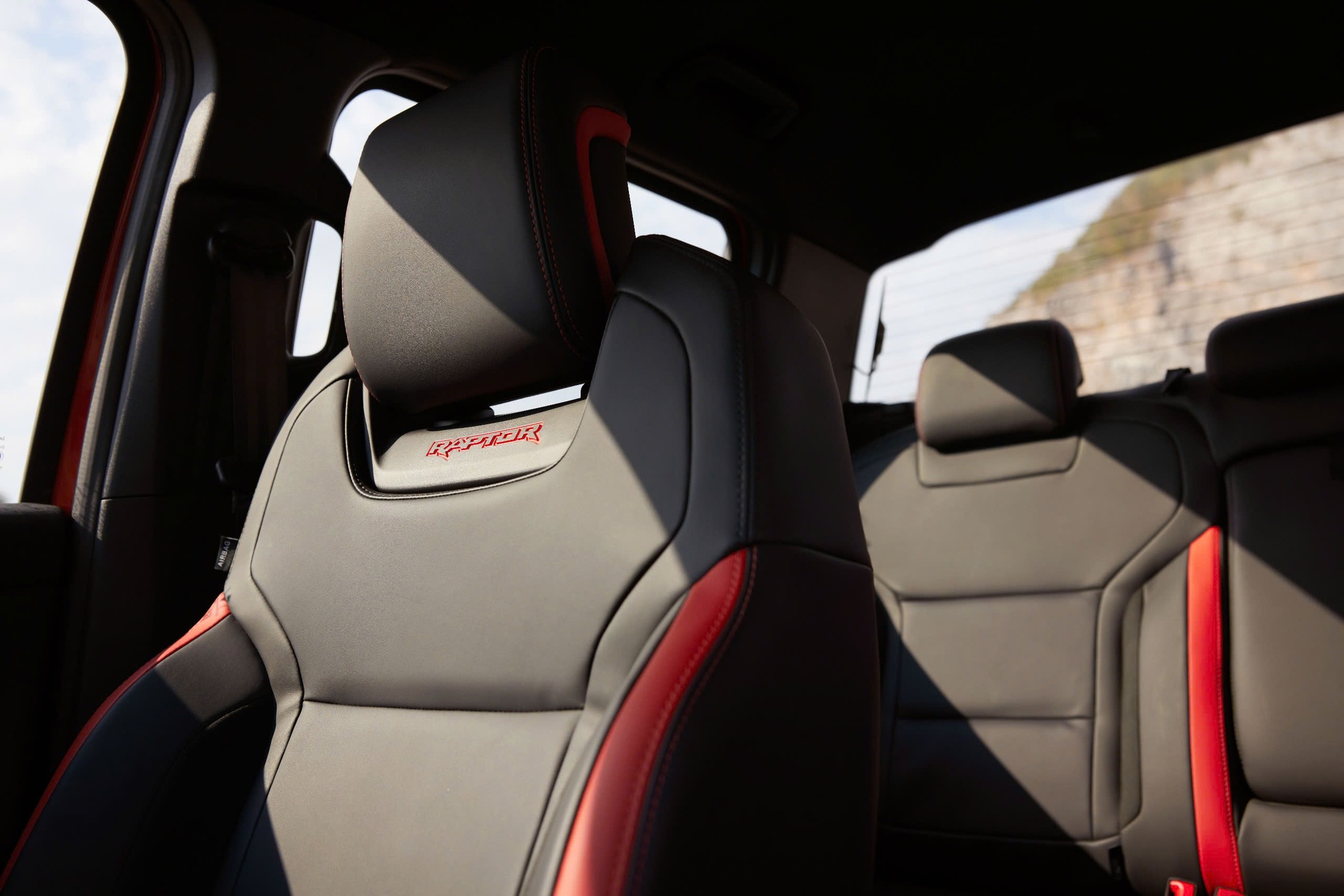 Ford Ranger có thêm bản thể thao: Ngoại hình mới, mâm chuyên địa hình, giá quy đổi tới 1,75 tỷ đồng - Ảnh 4