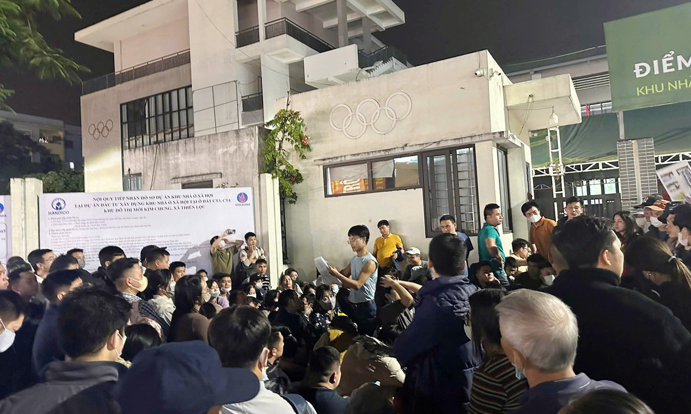 Hàng trăm người chen chân nộp hồ sơ dự án nhà ở xã hội CT3 Kim Chung, giá từ 900 triệu đồng/căn - Ảnh 3