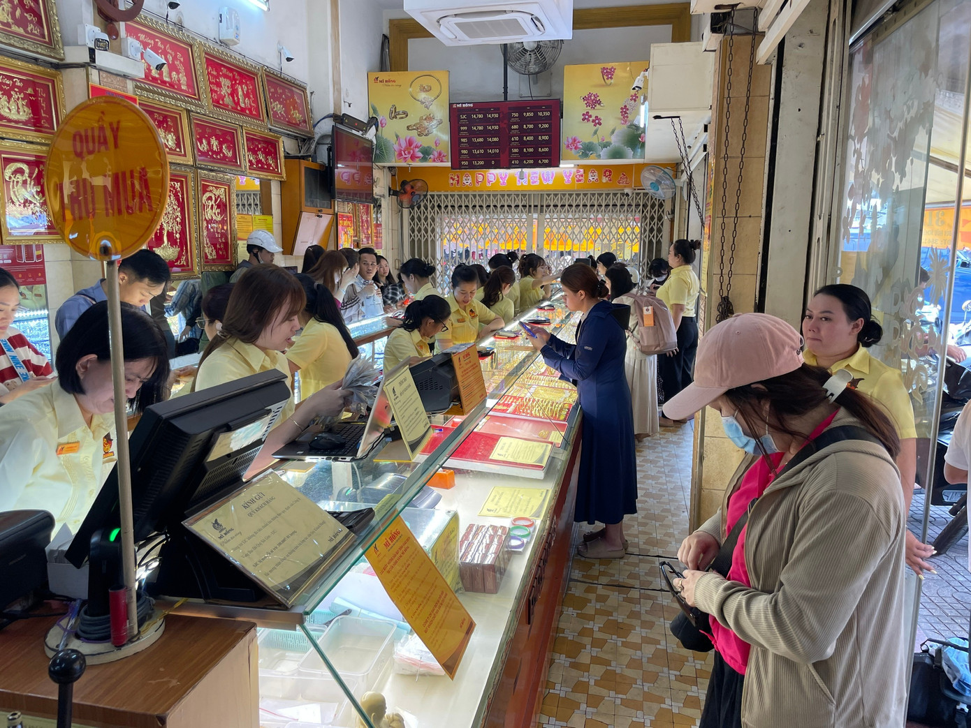 Nhiều tiệm vàng ở TPHCM bỗng dưng… vắng tanh - Ảnh 4