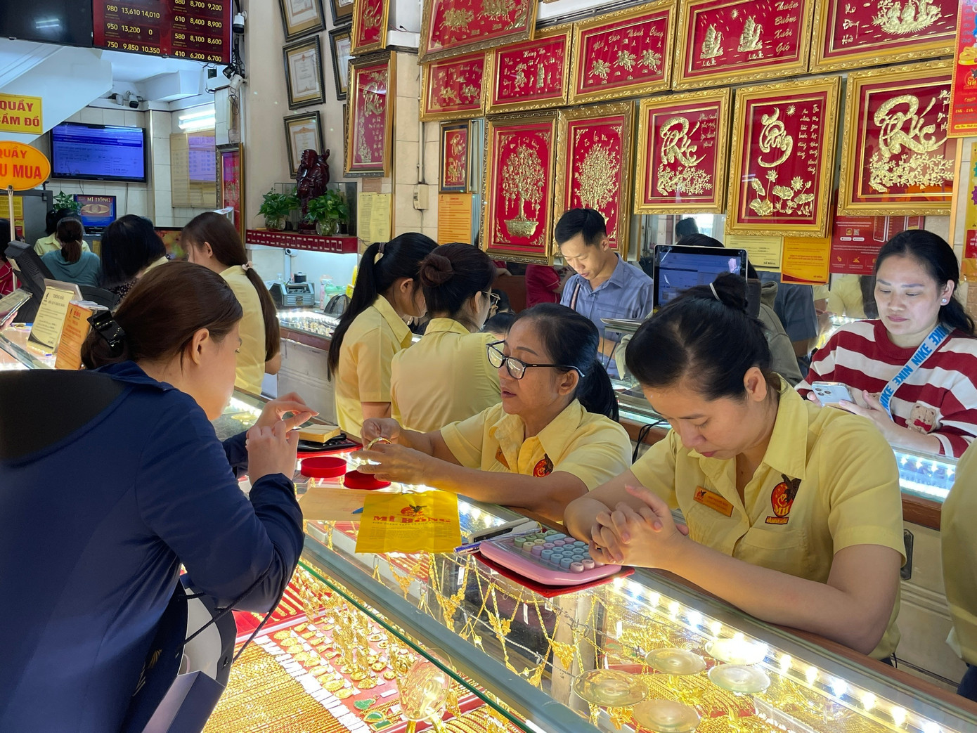 Nhiều tiệm vàng ở TPHCM bỗng dưng… vắng tanh - Ảnh 5