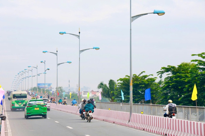 Hình ảnh cầu Bình Triệu 1 chính thức thông xe sáng nay - Ảnh 9