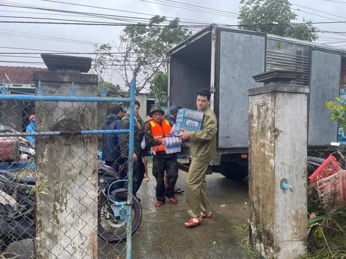 100.000 m2 tôn được gửi khẩn cấp tới người dân Đắk Lắk để sửa nhà sau mưa lũ - Ảnh 1