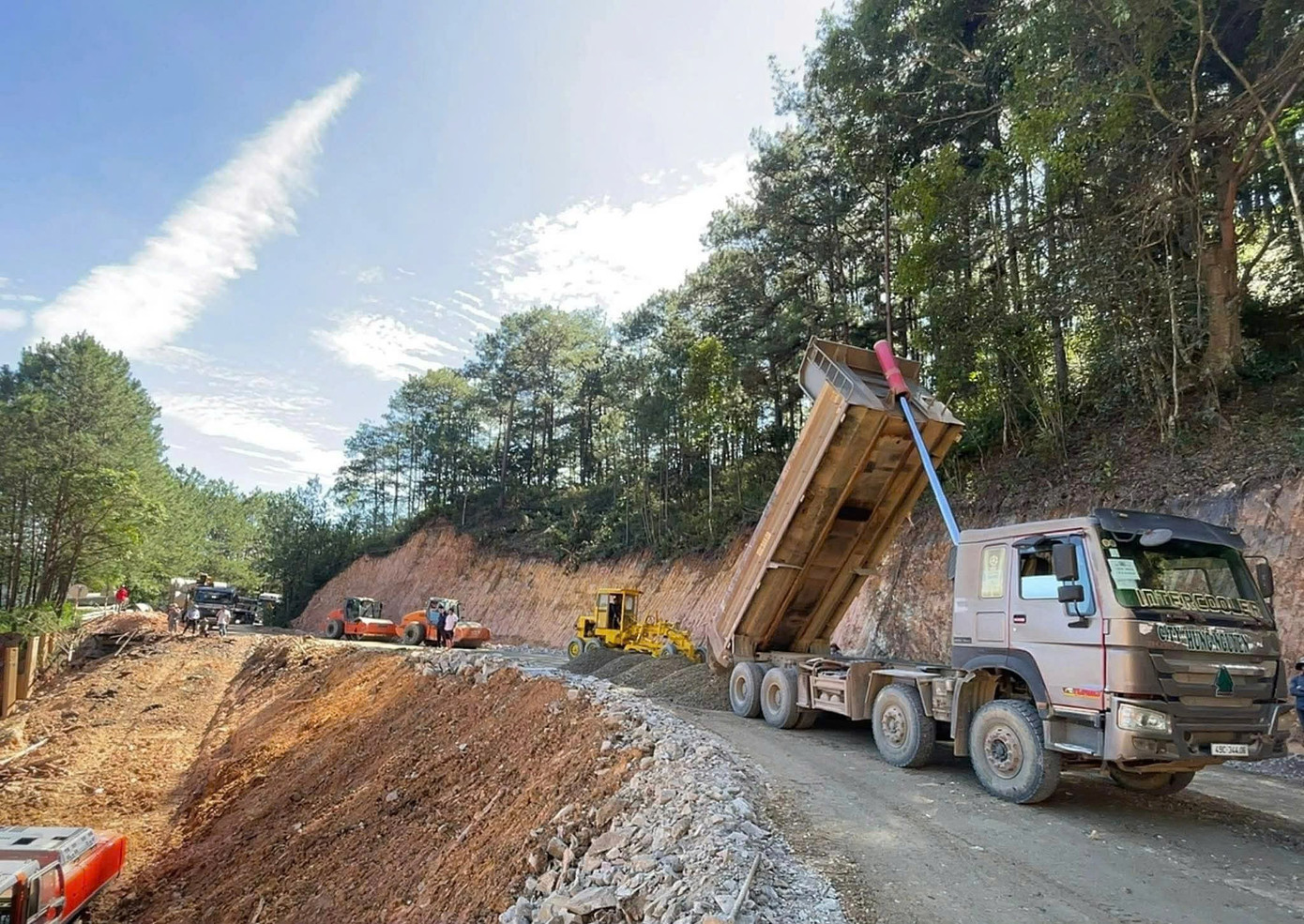 Đề xuất xây cầu vượt 30 tỷ đồng 'giải cứu' điểm sạt lở đèo Mimosa - Ảnh 1