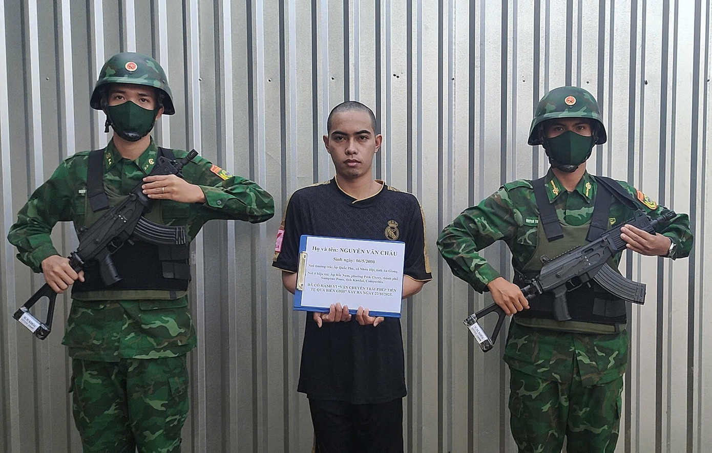 Bắt vụ tuồn hơn 7 tỷ tiền Việt qua biên giới An Giang - Ảnh 1