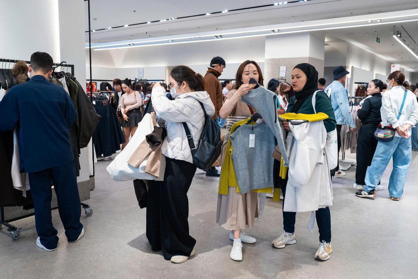 Chen chân 'săn sale' Black Friday từ sáng đến đêm - Ảnh 7