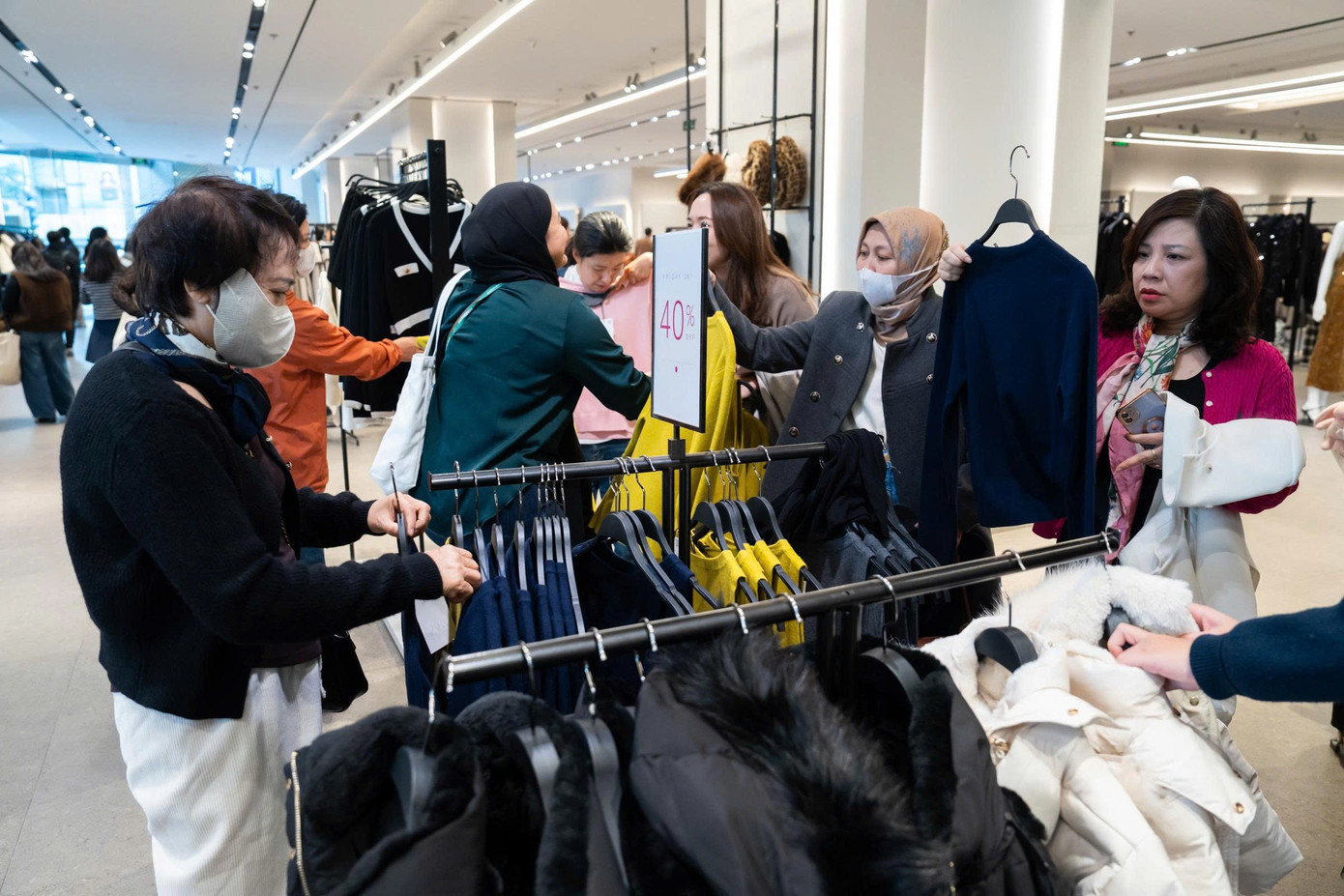 Chen chân 'săn sale' Black Friday từ sáng đến đêm - Ảnh 6