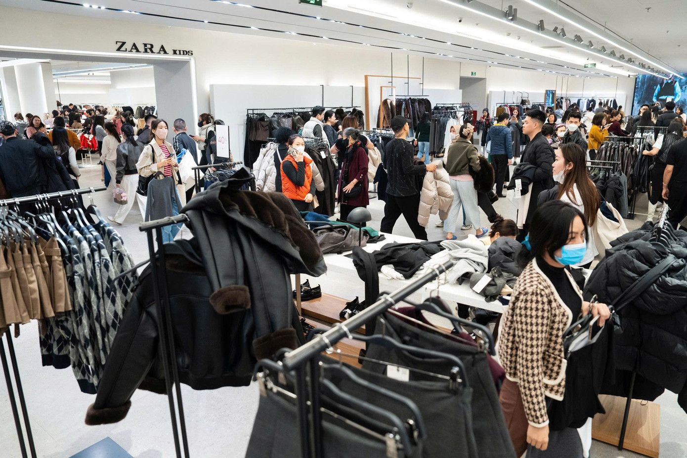 Chen chân 'săn sale' Black Friday từ sáng đến đêm - Ảnh 9