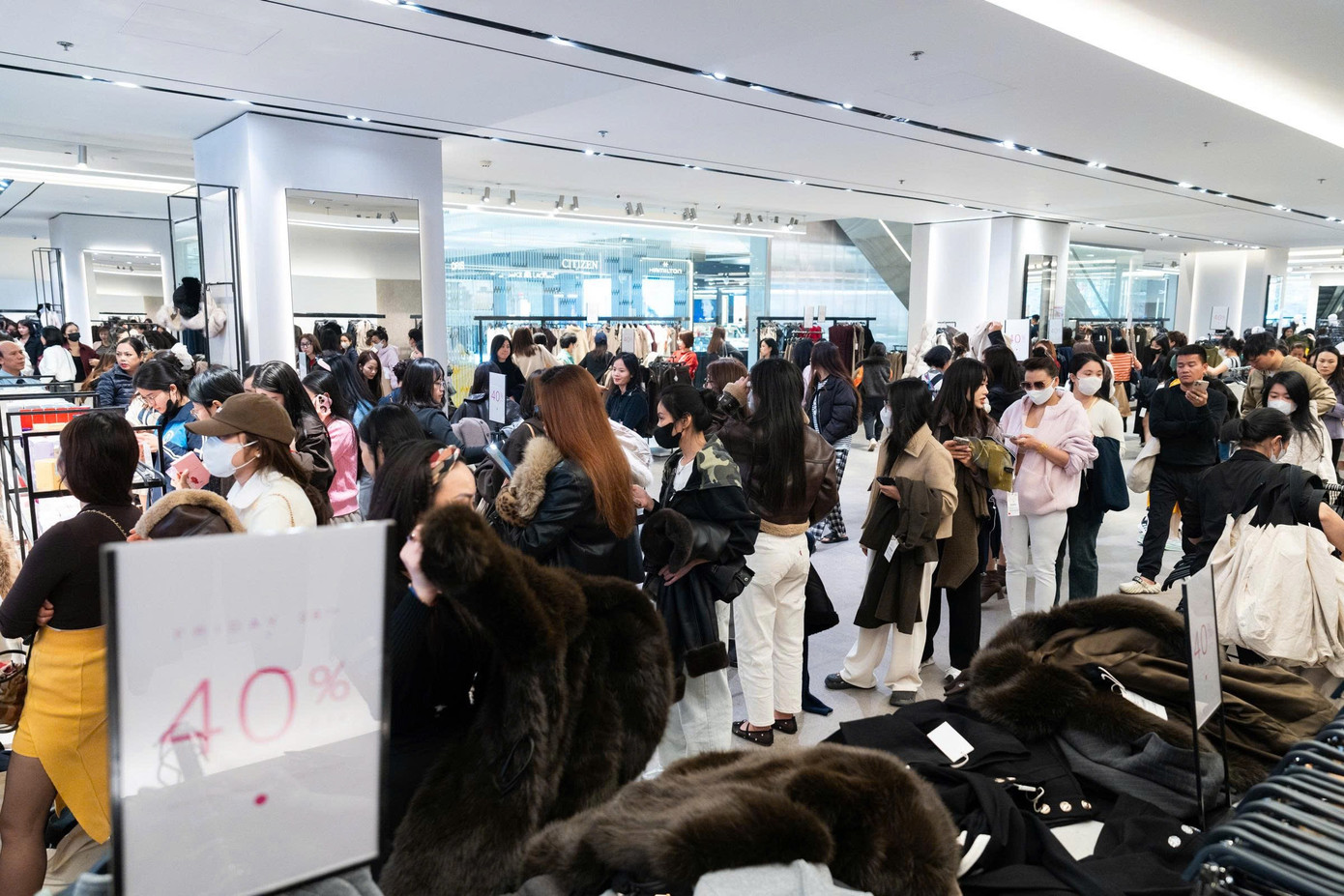 Chen chân 'săn sale' Black Friday từ sáng đến đêm - Ảnh 8