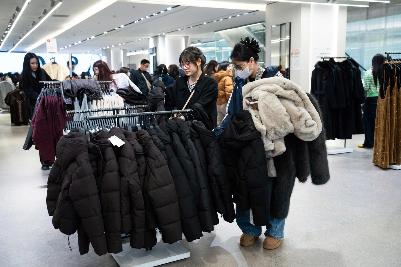 Chen chân 'săn sale' Black Friday từ sáng đến đêm - Ảnh 5