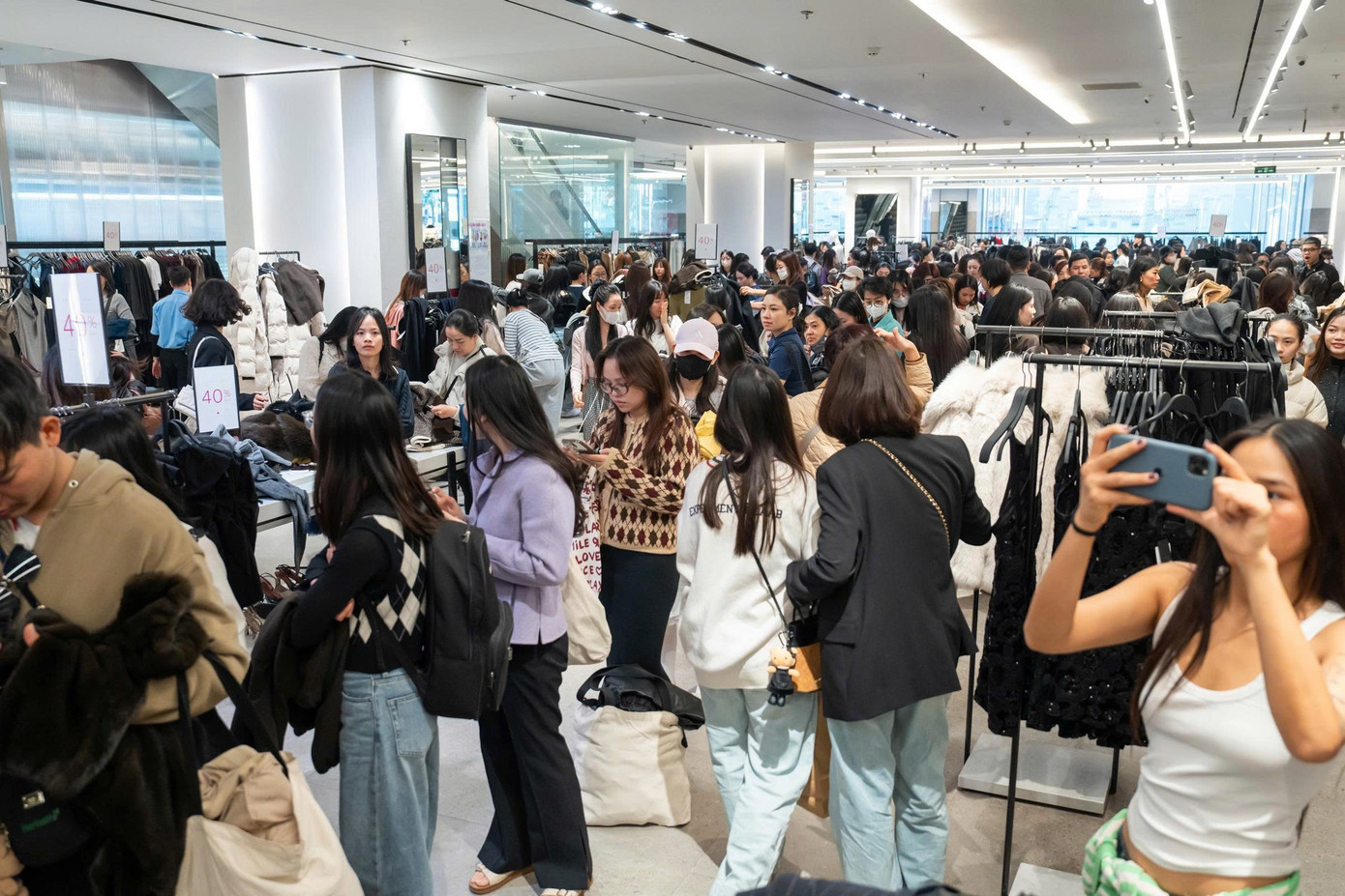 Chen chân 'săn sale' Black Friday từ sáng đến đêm - Ảnh 3