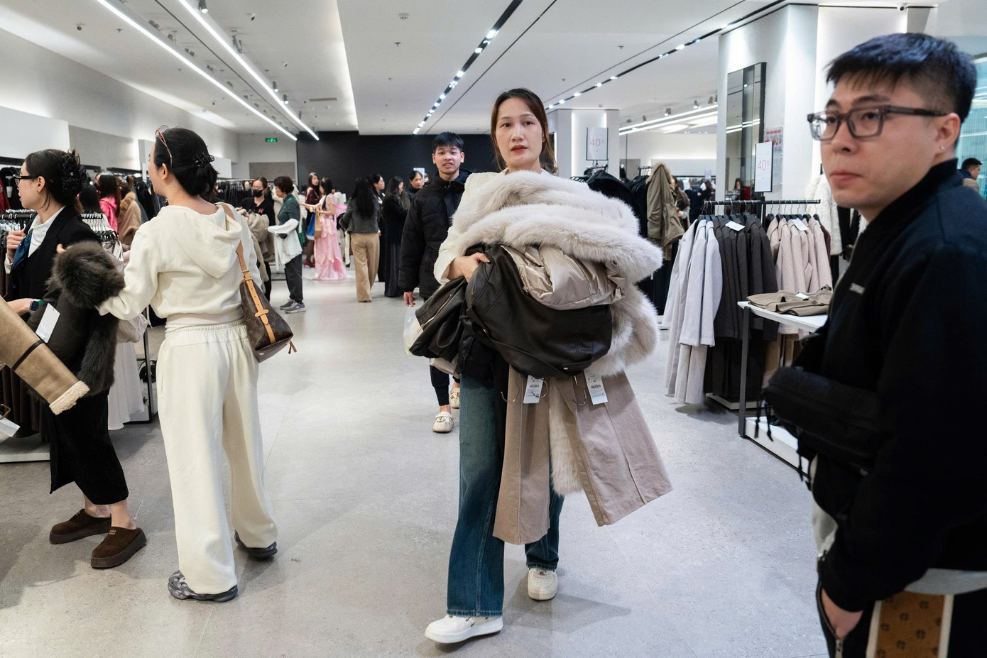 Chen chân 'săn sale' Black Friday từ sáng đến đêm - Ảnh 4