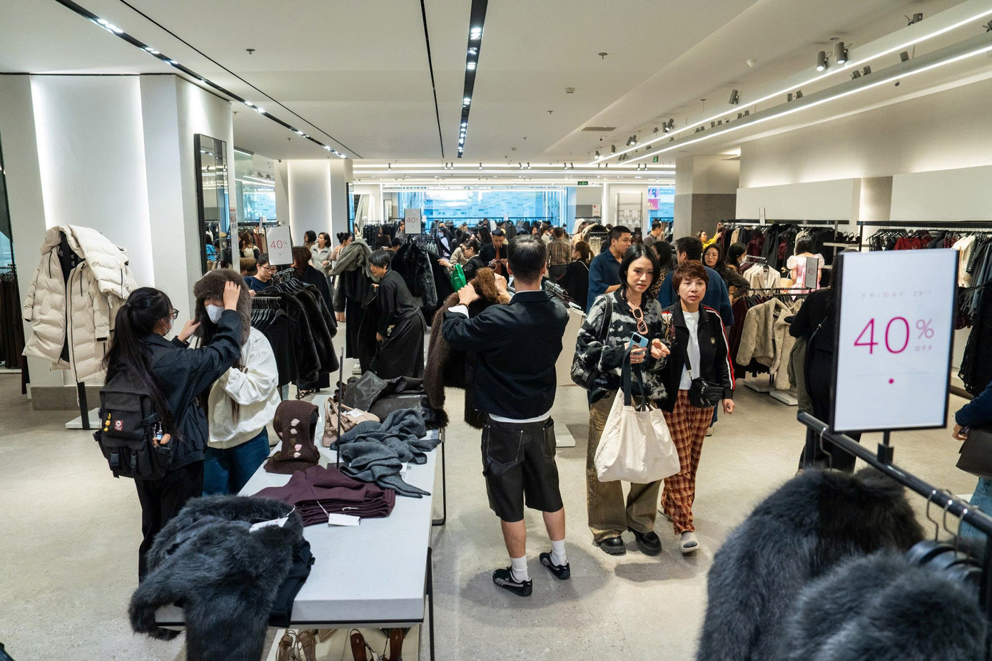 Chen chân 'săn sale' Black Friday từ sáng đến đêm - Ảnh 2