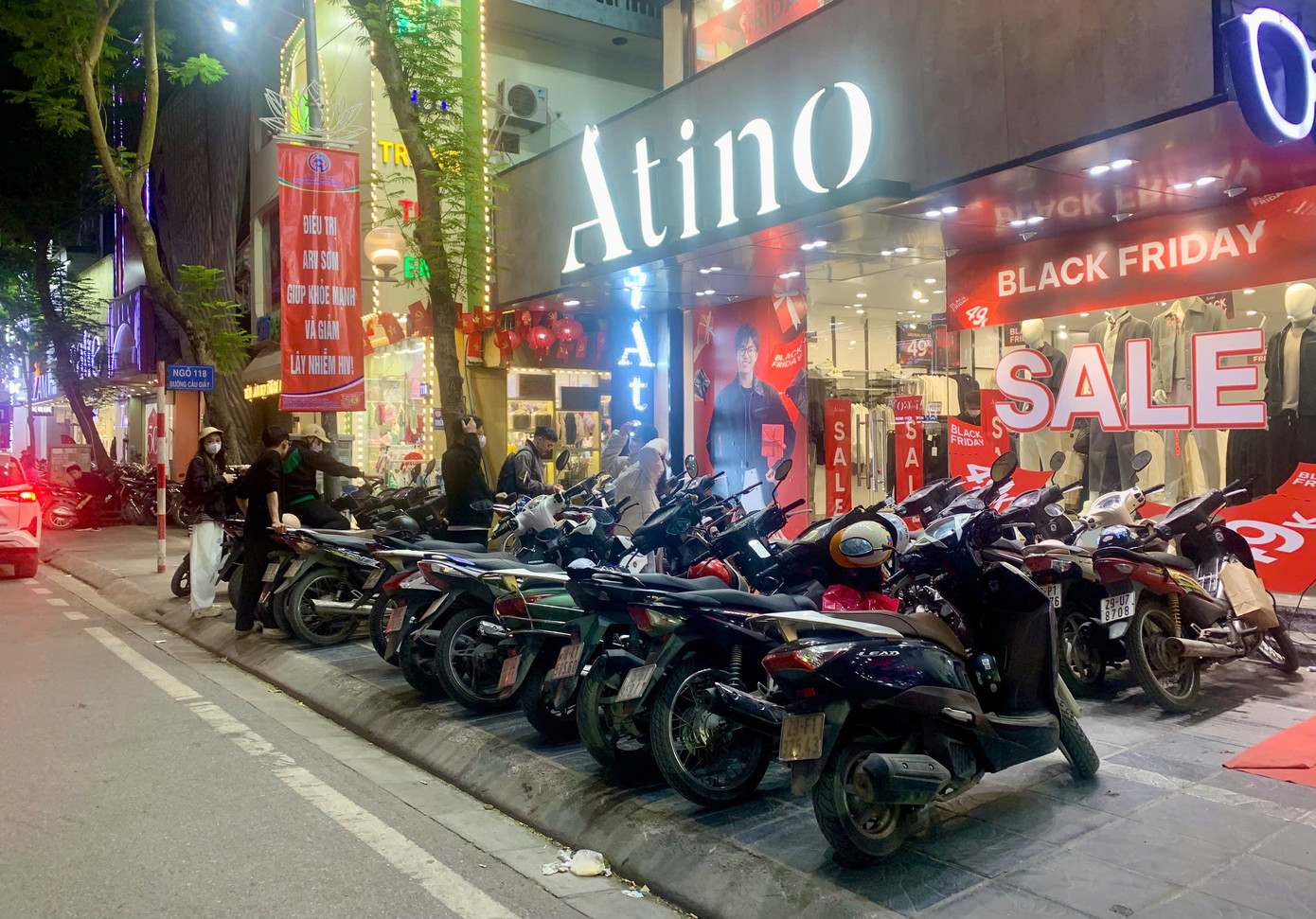 Chen chân 'săn sale' Black Friday từ sáng đến đêm - Ảnh 10