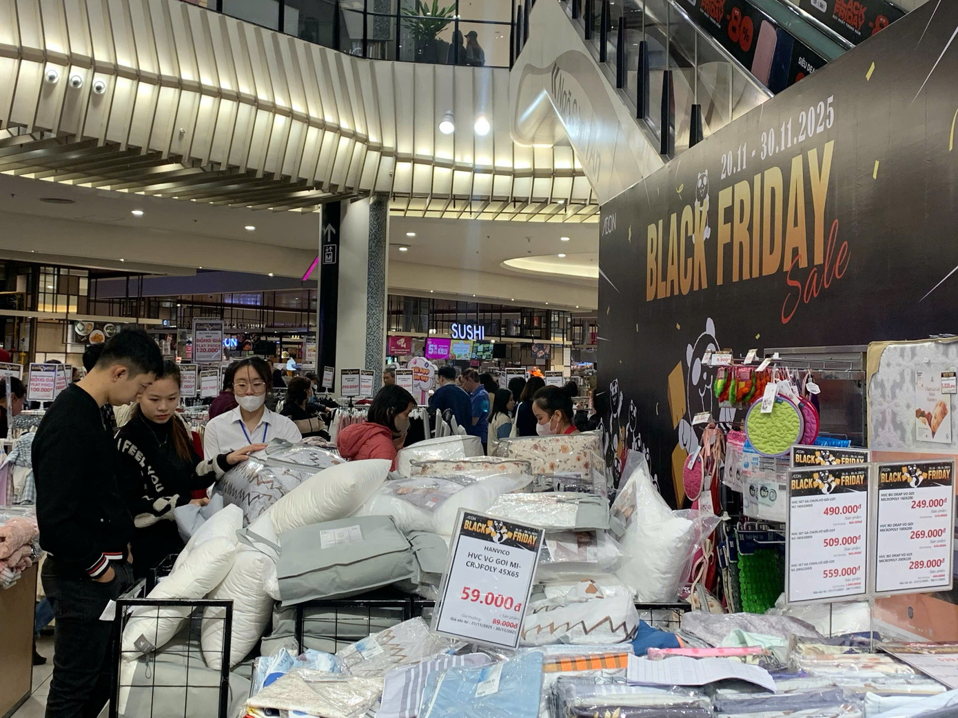 Chen chân 'săn sale' Black Friday từ sáng đến đêm - Ảnh 12