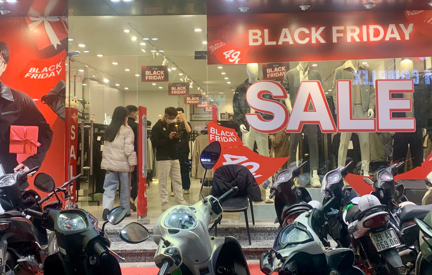 Chen chân 'săn sale' Black Friday từ sáng đến đêm - Ảnh 11