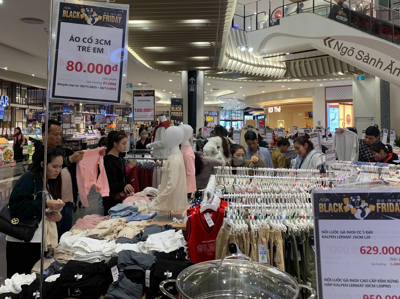 Chen chân 'săn sale' Black Friday từ sáng đến đêm - Ảnh 13