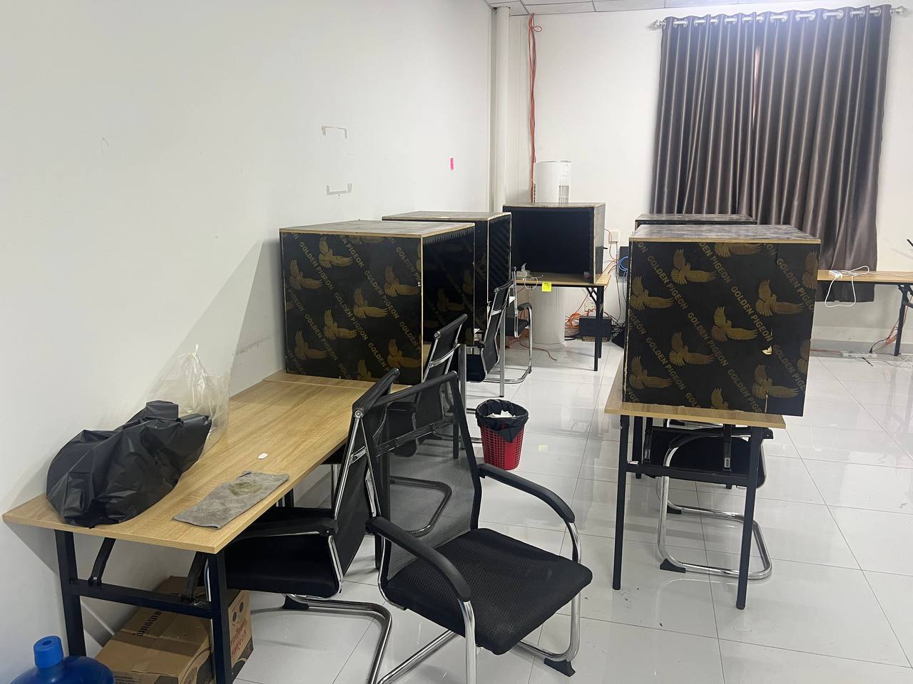 24 buồng gọi, 19 hộ chiếu, 20 điện thoại và phông nền FBI: Đột kích bên trong hang ổ lừa đảo xuyên quốc gia tại Campuchia - Ảnh 4