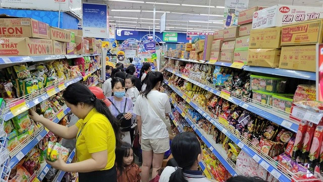 Saigon Co.op giảm sâu thực phẩm thiết yếu, san sẻ cùng người dân miền Trung trước bão - Ảnh 1