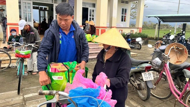 Saigon Co.op bán hàng không lợi nhuận, cùng bà con tái thiết cuộc sống sau lũ lịch sử - Ảnh 5