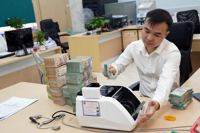 Ngân hàng Nhà nước bơm tiền kỳ hạn dài, lãi suất tiết kiệm tăng - Ảnh 1