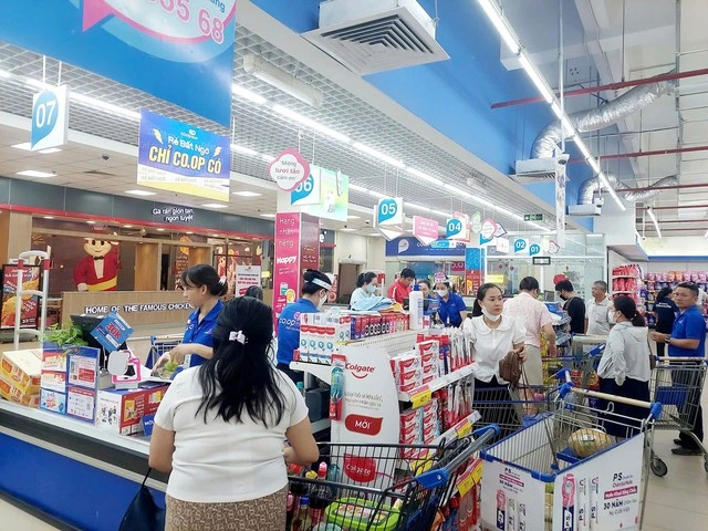 Saigon Co.op giảm sâu thực phẩm thiết yếu, san sẻ cùng người dân miền Trung trước bão - Ảnh 2