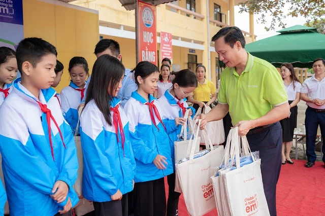 Chubb Life Việt Nam hỗ trợ học sinh Thái Nguyên sau mưa bão - Ảnh 2