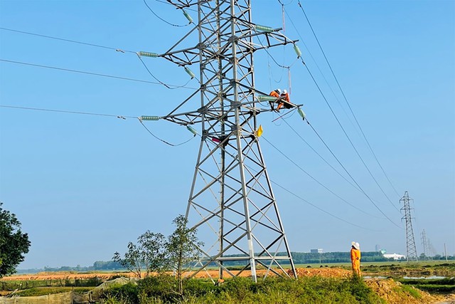 Vượt mưa lũ lịch sử, EVNNPC đảm bảo cung cấp điện, đặt mục tiêu về đích sớm - Ảnh 2