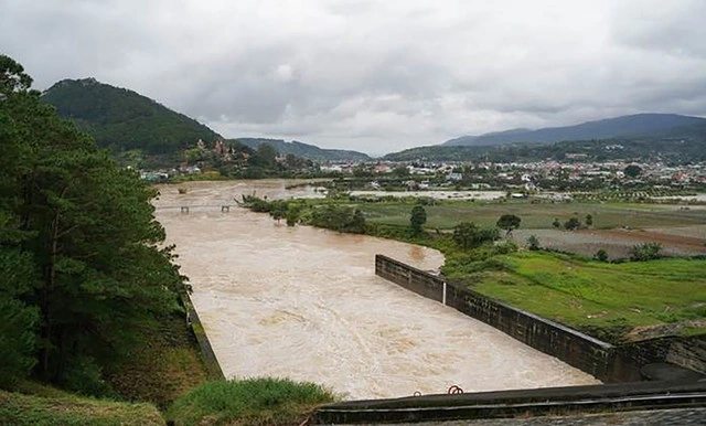 Hồ Đơn Dương xả điều tiết qua tràn giảm nhẹ thiên tai cho vùng hạ du - Ảnh 2