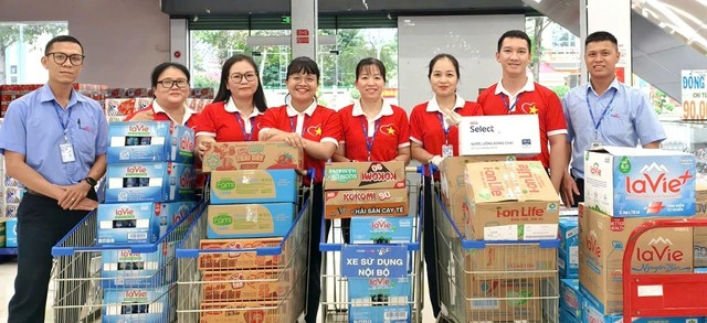 Saigon Co.op bán hàng không lợi nhuận, cùng bà con tái thiết cuộc sống sau lũ lịch sử - Ảnh 2
