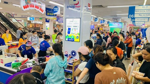 Saigon Co.op giảm sâu thực phẩm thiết yếu, san sẻ cùng người dân miền Trung trước bão - Ảnh 3