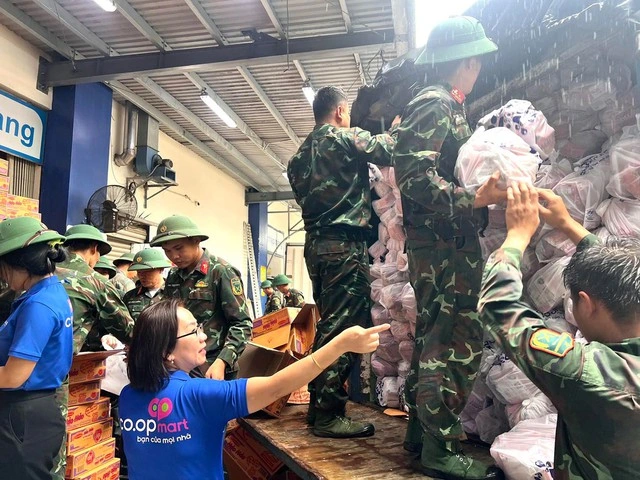 Saigon Co.op bán hàng không lợi nhuận, cùng bà con tái thiết cuộc sống sau lũ lịch sử - Ảnh 3