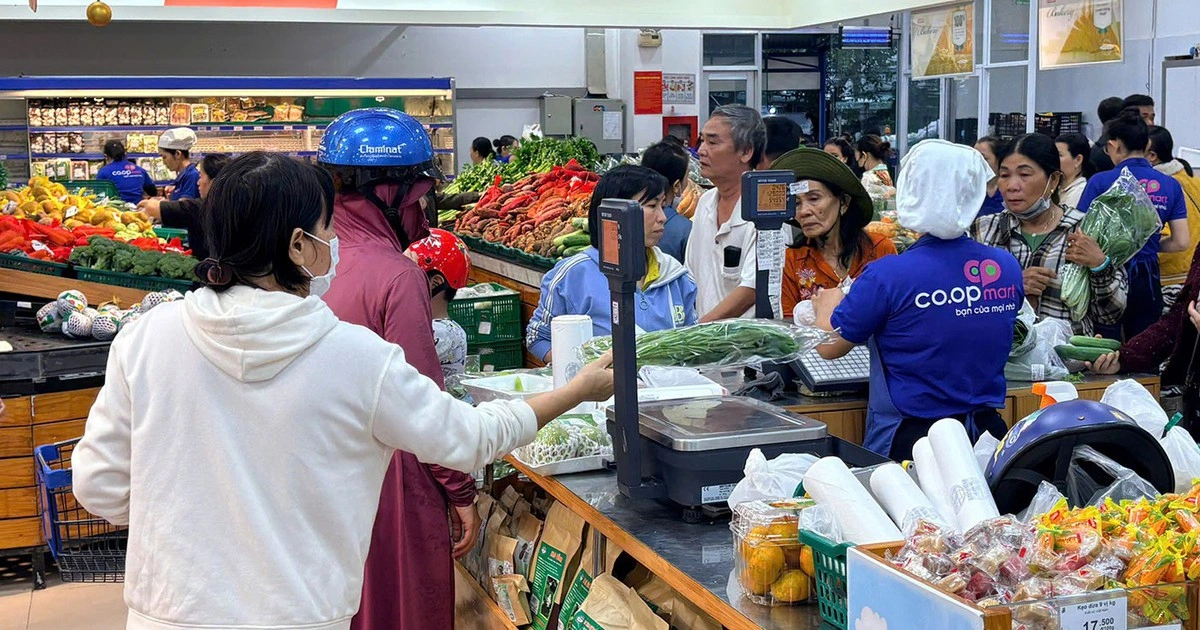 Saigon Co.op bán hàng không lợi nhuận, cùng bà con tái thiết cuộc sống sau lũ lịch sử