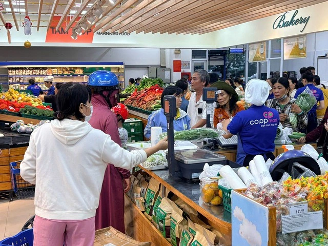 Saigon Co.op bán hàng không lợi nhuận, cùng bà con tái thiết cuộc sống sau lũ lịch sử - Ảnh 1