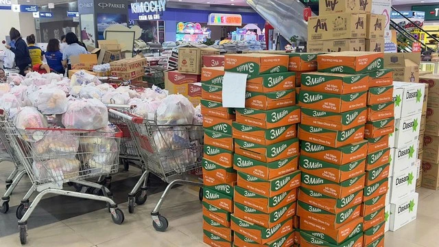 Saigon Co.op bán hàng không lợi nhuận, cùng bà con tái thiết cuộc sống sau lũ lịch sử - Ảnh 4