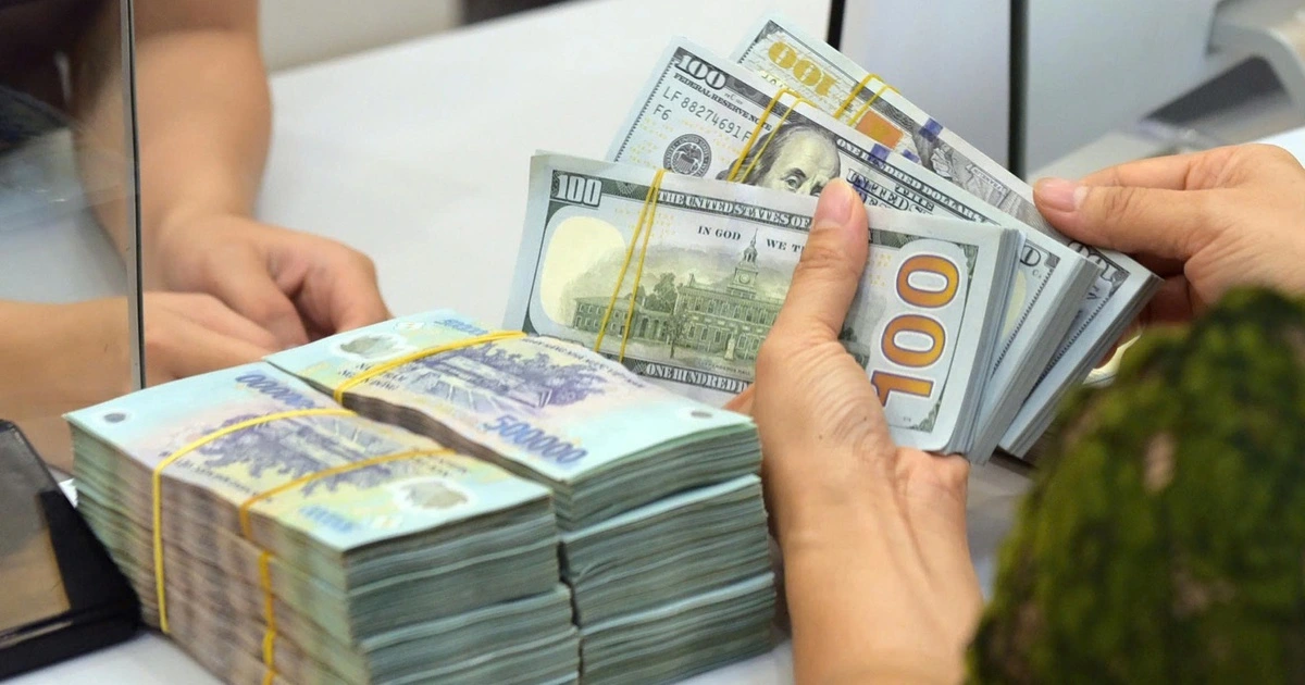 Giá USD hôm nay 15.11.2025: Ngân hàng bán ra kịch trần